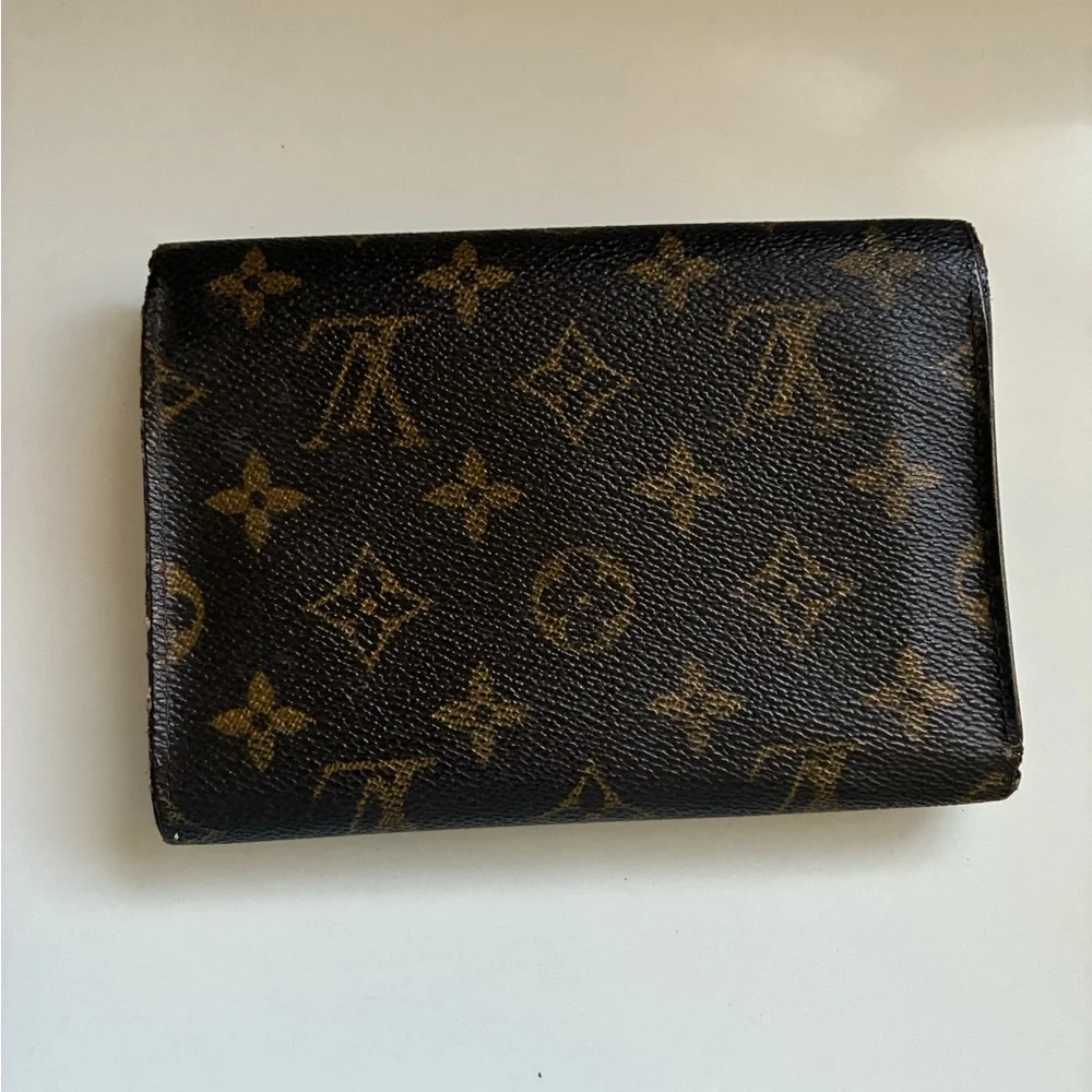 Louis Vuitton- Authentic 🍀 Large Brown Monogram Clutch - Picture 3 of 14